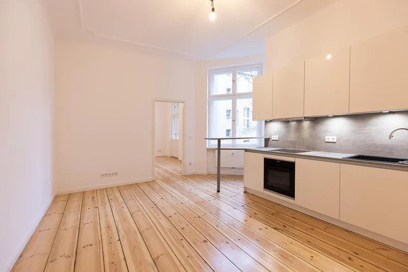 Altbaucharm auf Neubauniveau - 3 Zimmer mit Balkon, neue EBK, kernsaniert, top Lage — photo 1